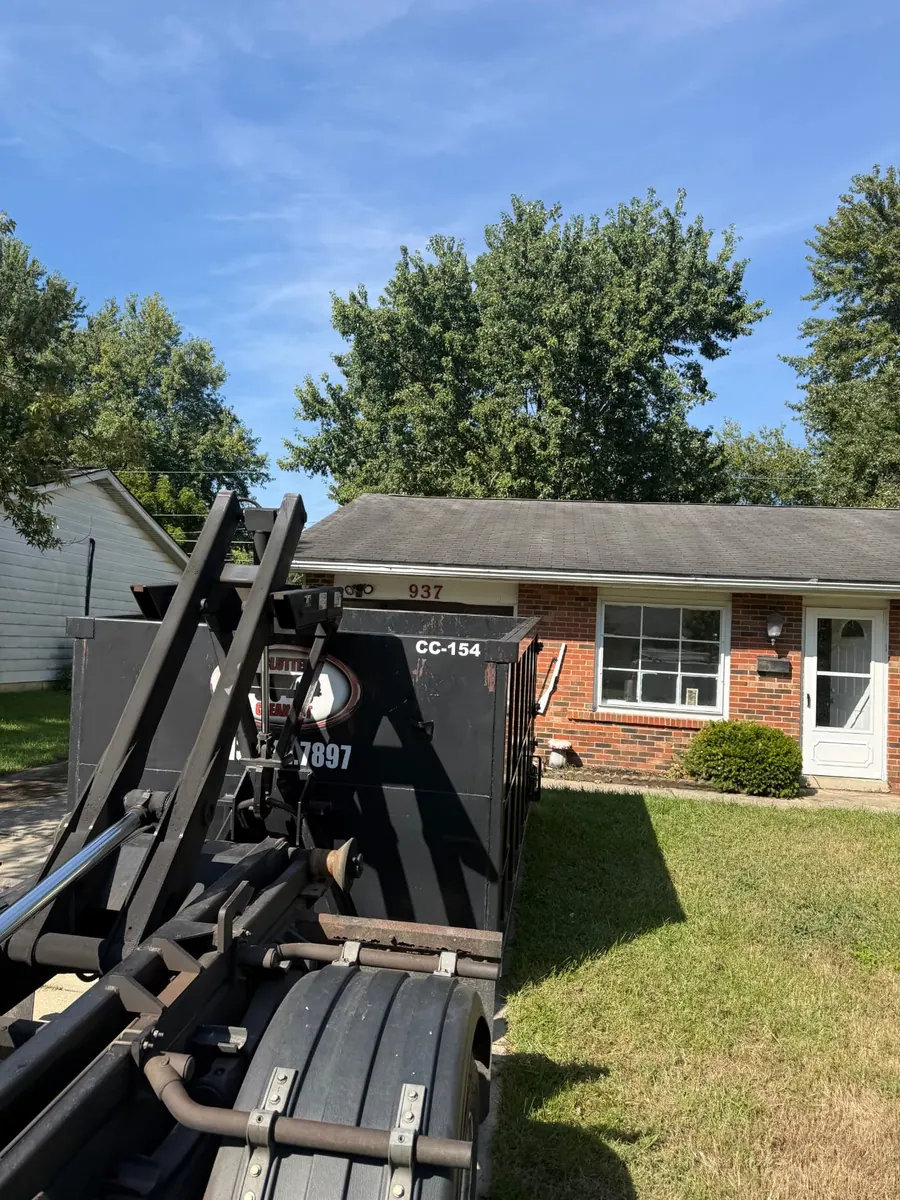 Clutter Cleanout 15 yard dumpster CC-154 delivered by roll-off truck to a residential driveway in Mason, OH